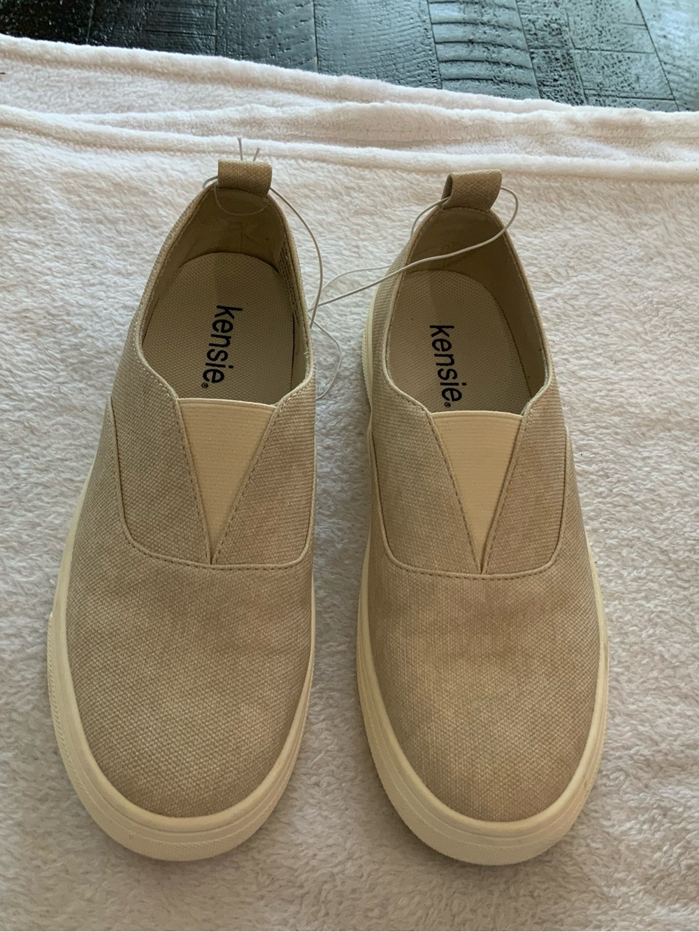 Kensie women’s  Slip-On Canvas Sneakers in Beige size 6.5 nwot. SKU 3249